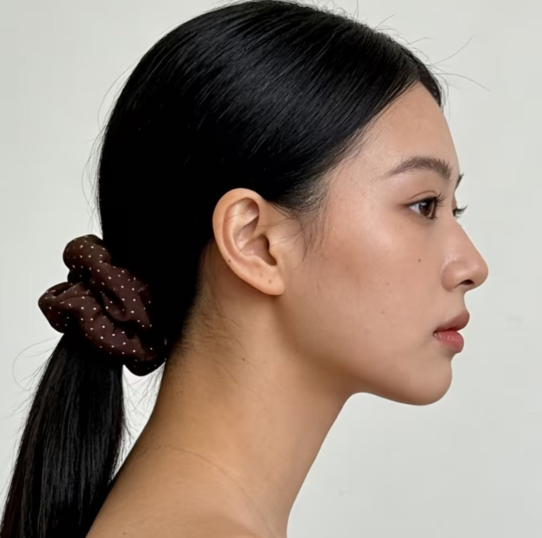Scrunchies de pelo marrones