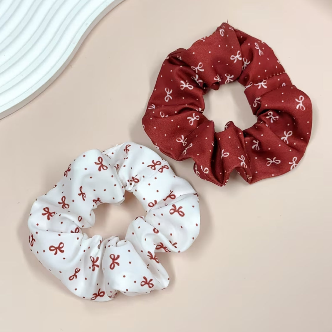 Scrunchies de pelo rojo vino
