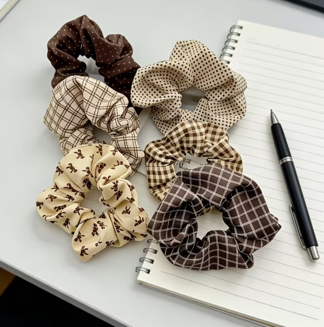 Scrunchies de pelo marrones